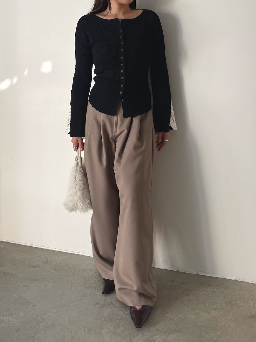 ホワイト系のボストンバッグ、ブラウン系のその他パンツ、ブラウン系のパンプスを着用したレディースの秋コーディネートの4枚目の写真