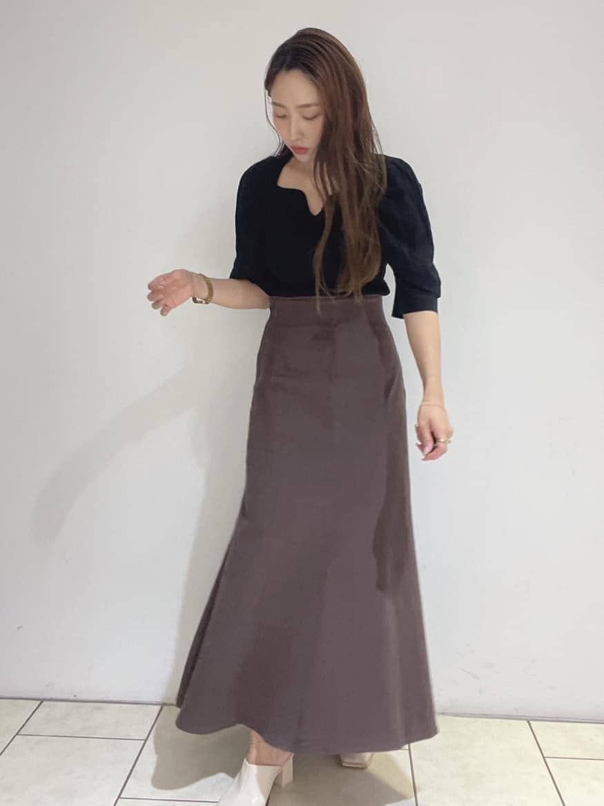 ホワイト系のサンダル、ブラウン系のデニムジャケット、ブラウン系のスカートを着用したレディースの夏コーディネートの10枚目の写真