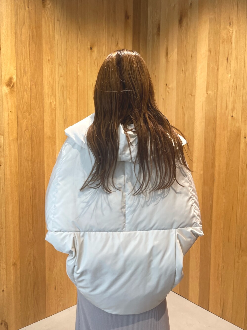 ホワイト系のブーツ、グレー系のワンピース、ホワイト系のダウンジャケット/コートを着用したレディースの秋コーディネートの10枚目の写真