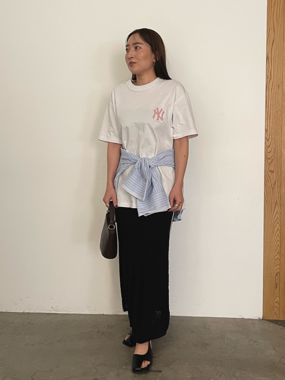 ホワイト系のTシャツ/カットソー、ブルー系のシャツ/ブラウス、ブラック系のサンダルを着用したレディースの冬コーディネートの4枚目の写真