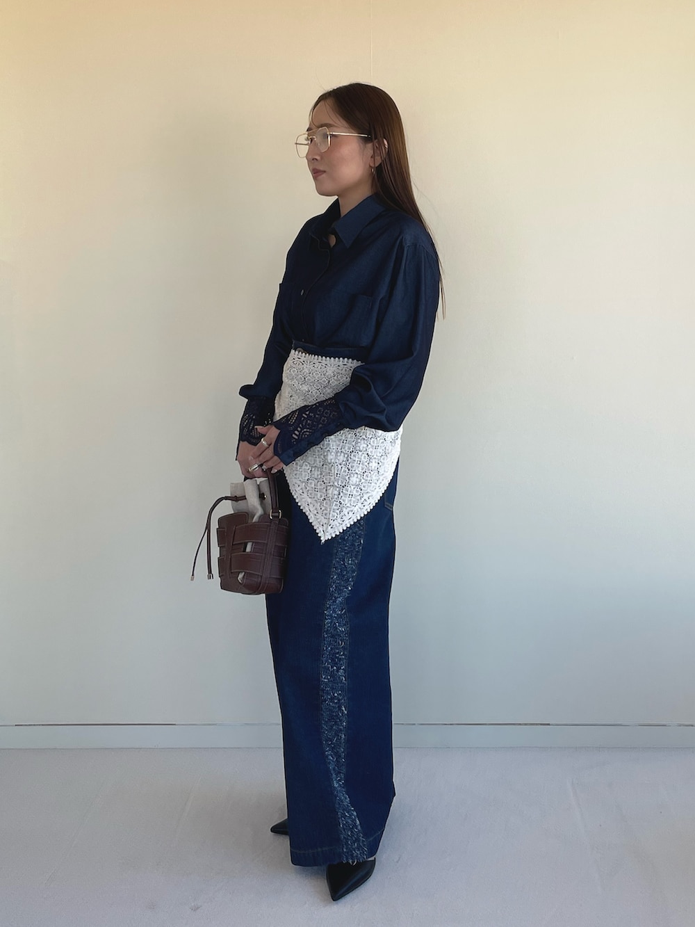 ブラック系のパンプス、ブルー系のデニムパンツ、ブルー系のシャツ/ブラウスを着用したレディースの春コーディネートの3枚目の写真