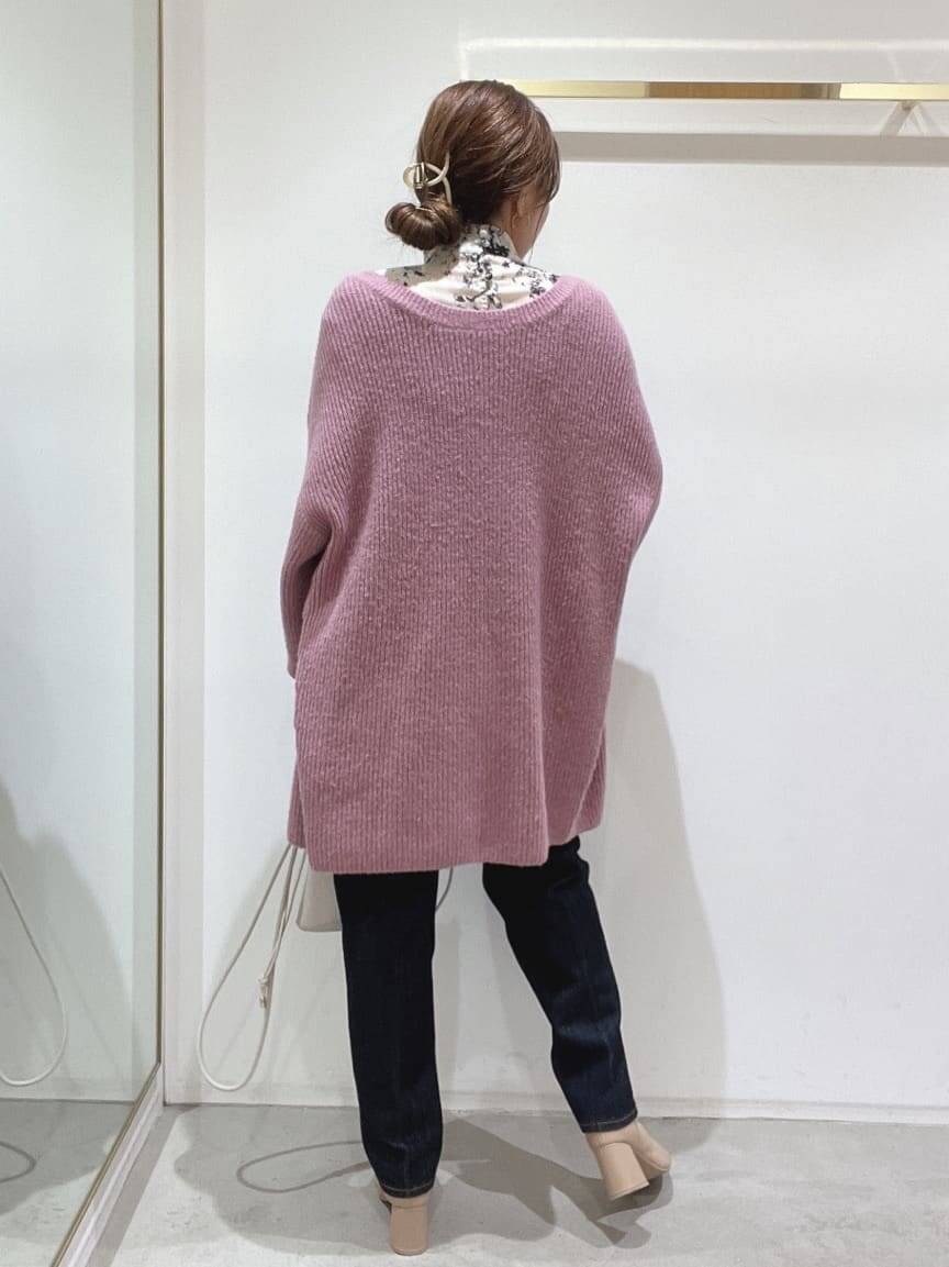 グレー系のシャツ/ブラウス、ベージュ系のブーツ、ブルー系のデニムパンツを着用したレディースの秋コーディネートの7枚目の写真