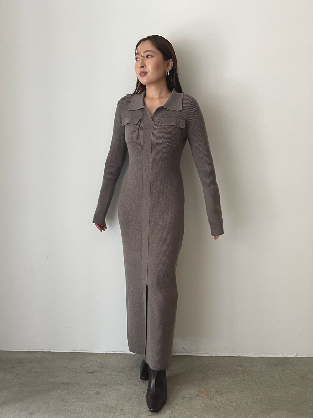 ブラウン系のワンピース、ブラウン系のブーツを着用したレディースの秋コーディネートの5枚目の写真