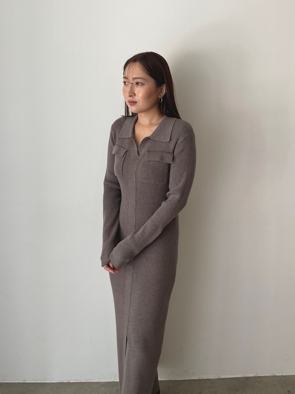 ブラウン系のワンピース、ブラウン系のブーツを着用したレディースの秋コーディネートの8枚目の写真