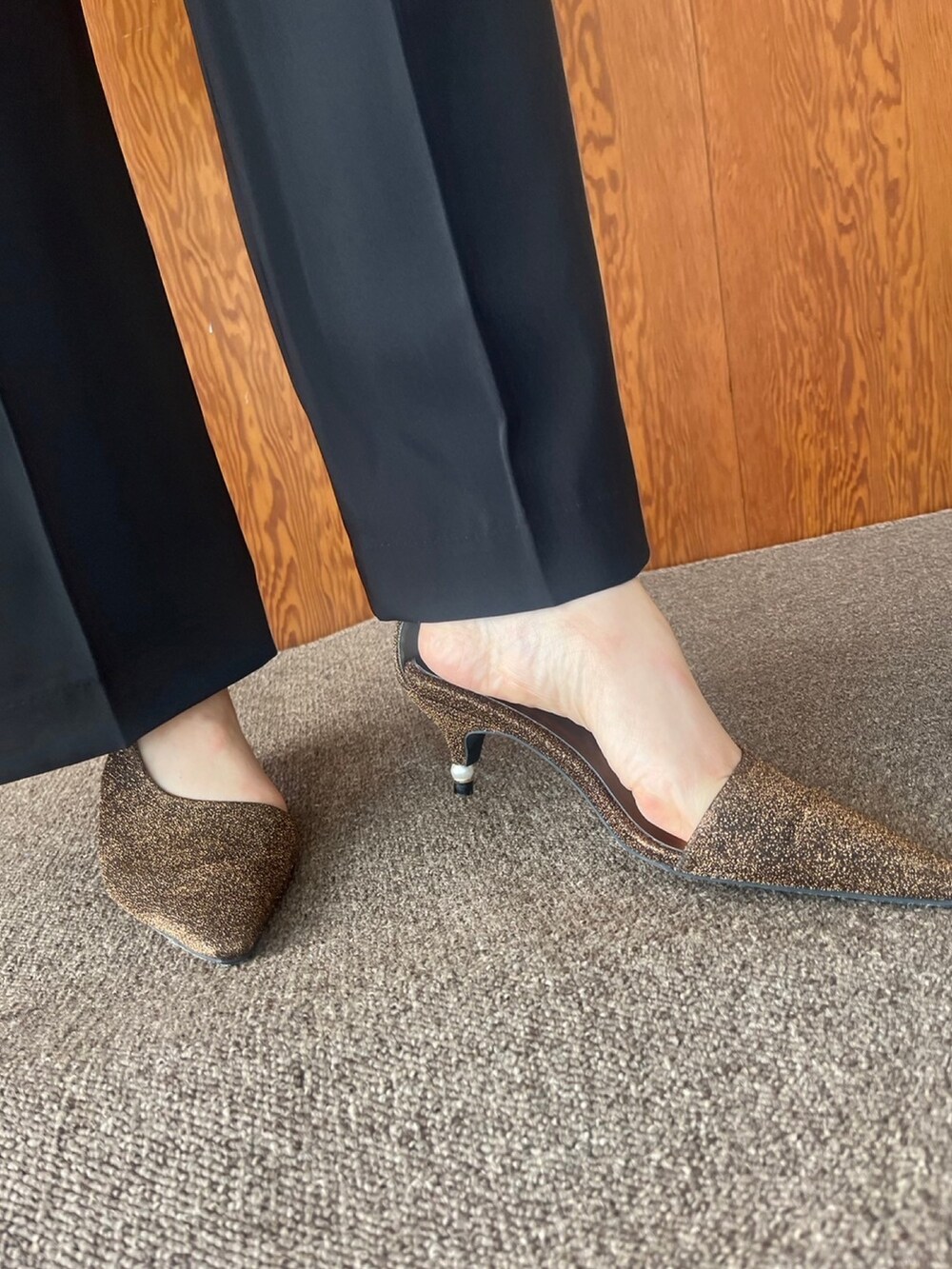 その他のパンプス、その他のパンツドレス、シルバー系のイヤリングを着用したレディースの春コーディネートの8枚目の写真