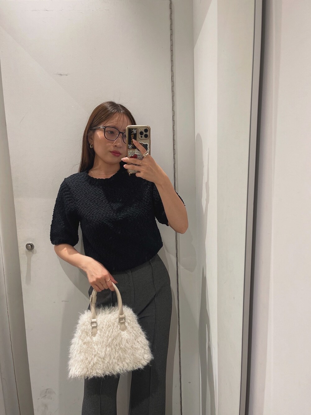 ホワイト系のボストンバッグ、ブラック系のブーツ、ブラック系のニット/セーターを着用したレディースの夏コーディネートの10枚目の写真