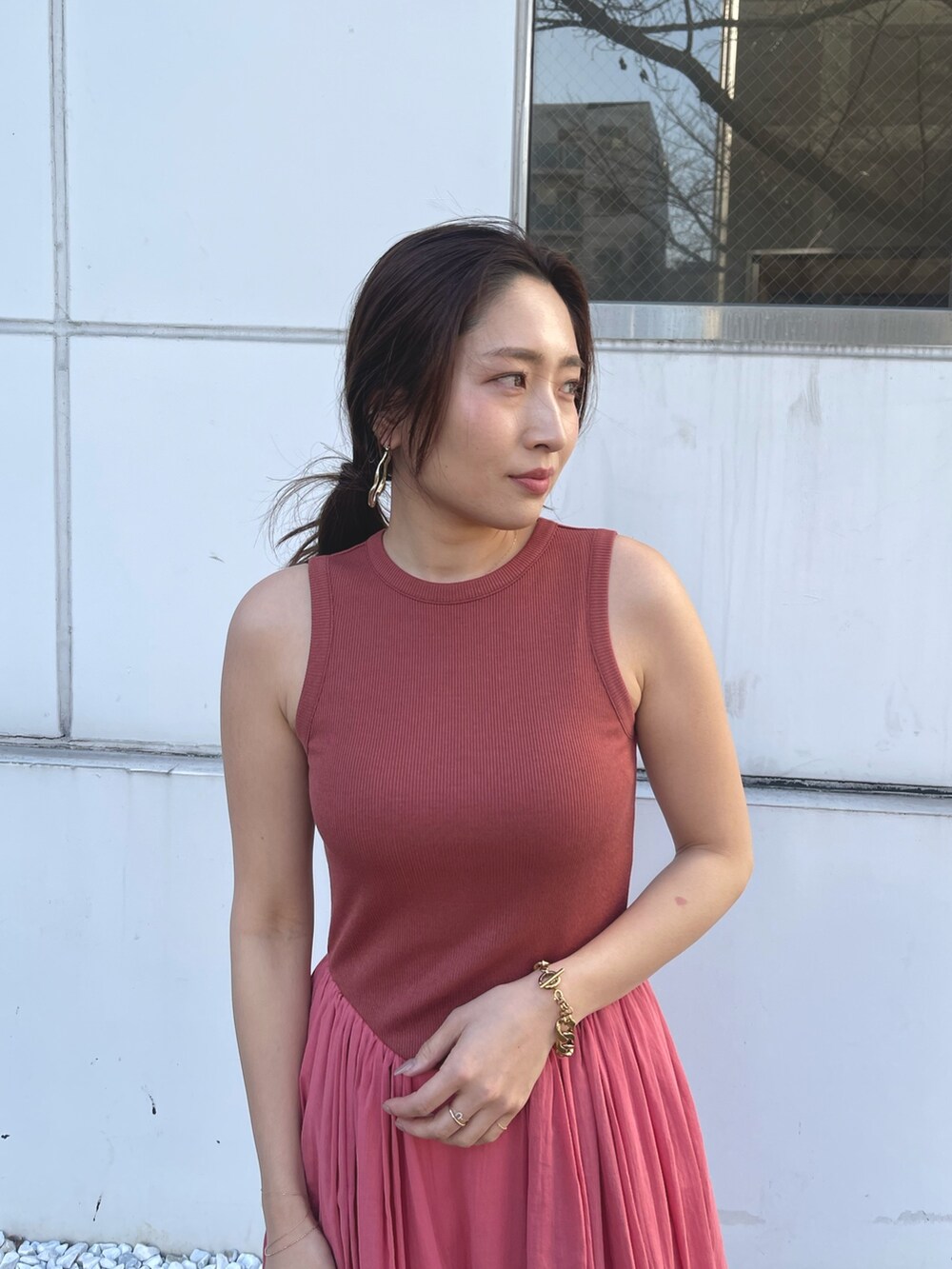 ブラック系のサンダル、ピンク系のワンピースを着用したレディースの春コーディネートの6枚目の写真