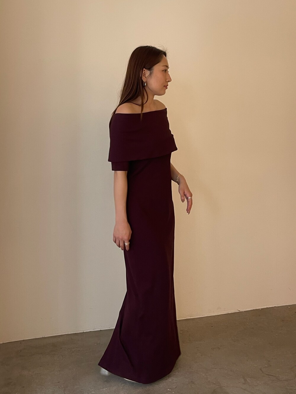 ブラウン系のワンピース、ホワイト系のサンダル、ゴールド系のブレスレットを着用したレディースの春コーディネートの4枚目の写真