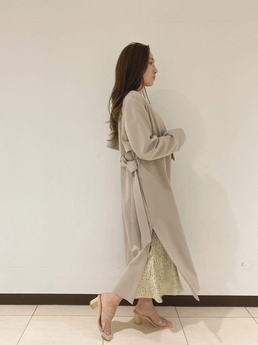 「LAGUNAMOON、ラグナムーン、オトナ女子、綺麗めカジュアル、きれいめコーディネート、ノーカラーコート、春コート、トレンチコート、ワンピース、ワンピーススタイル、柄ワンピース、デートコーデ、女子会、オトナ可愛い」｜「LAGUNAMOONのフレアヨークノーカラーコート（ノーカラーコート、ベージュ系）」を使った、MISAKI KUBOさん（レディース・157cm）の春コーディネートの4枚目の写真