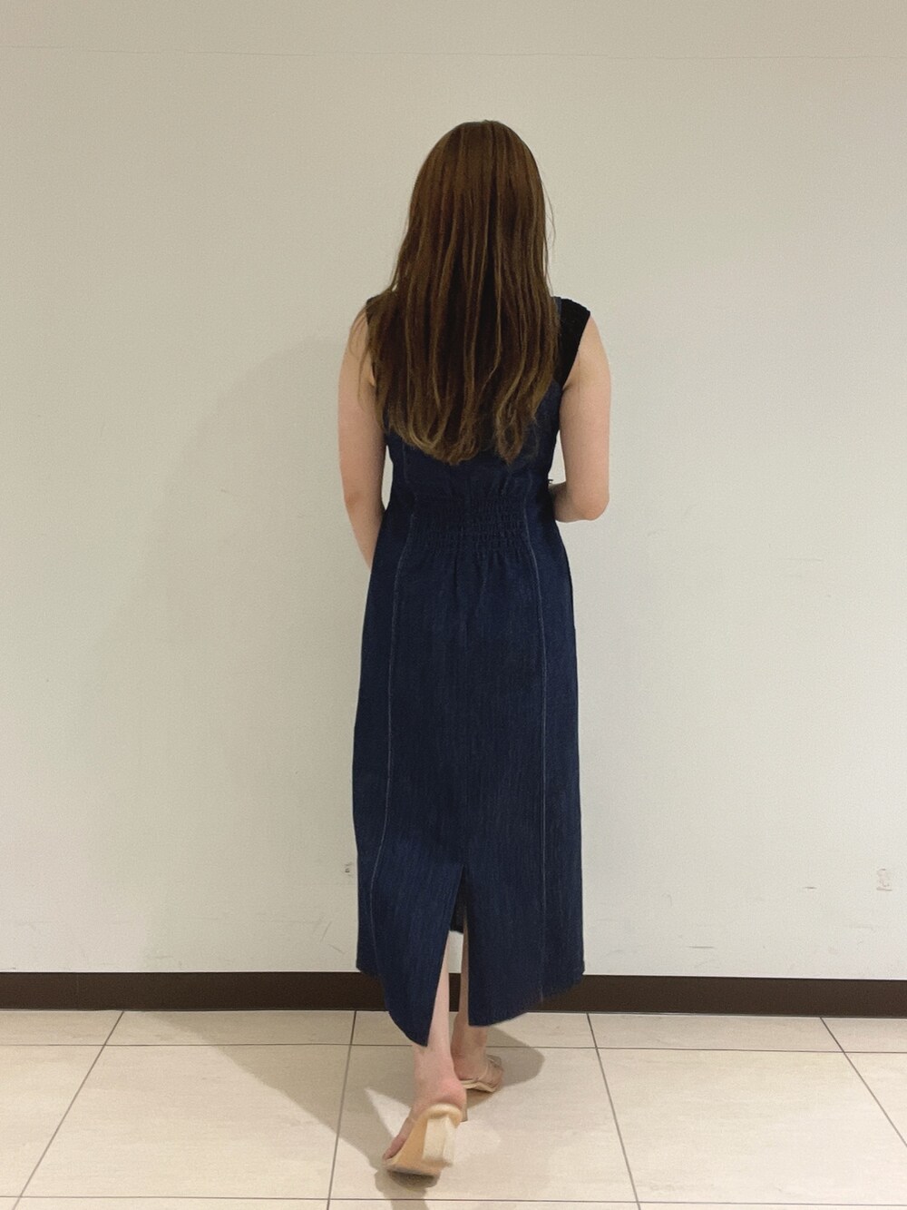 ブラック系のニット/セーター、ブルー系のワンピースを着用したレディースの夏コーディネートの7枚目の写真