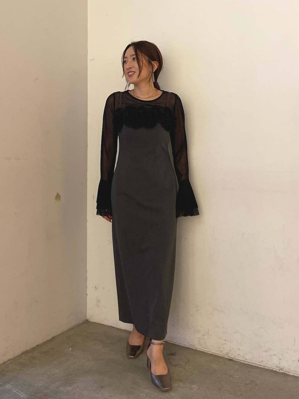 ブラック系のTシャツ/カットソー、グレー系のドレス、ゴールド系のピアス(両耳用)を着用したレディースの秋コーディネートの4枚目の写真