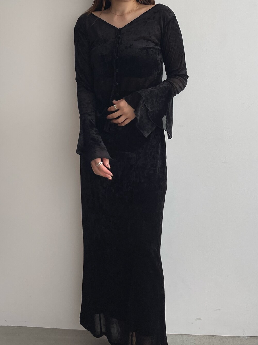 ブラウン系のパンプス、ブラック系のTシャツ/カットソー、ブラック系のスカートを着用したレディースの夏コーディネートの5枚目の写真