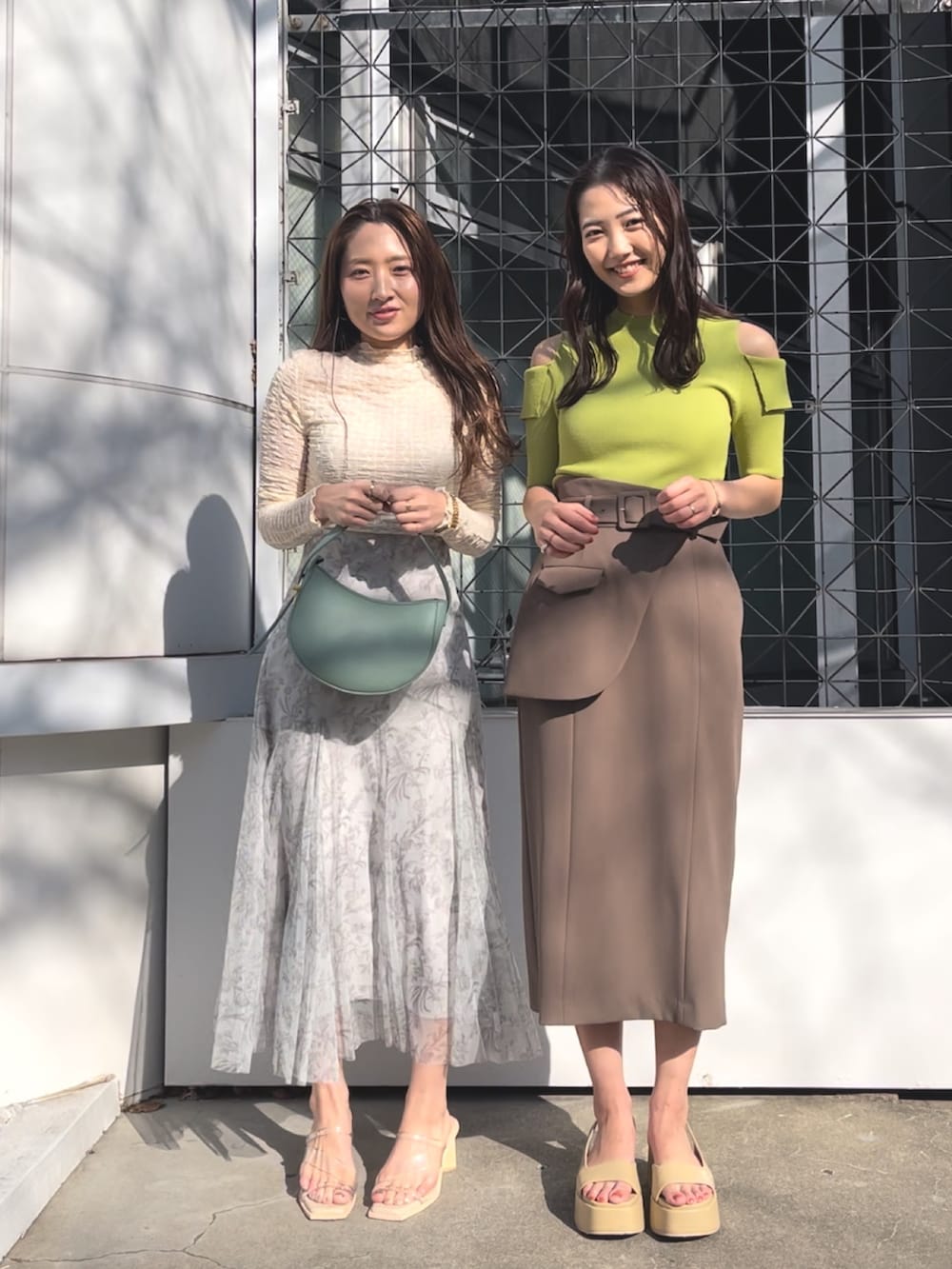 ホワイト系のTシャツ/カットソー、グリーン系のスカート、その他のサンダルを着用したレディースの冬コーディネートの2枚目の写真