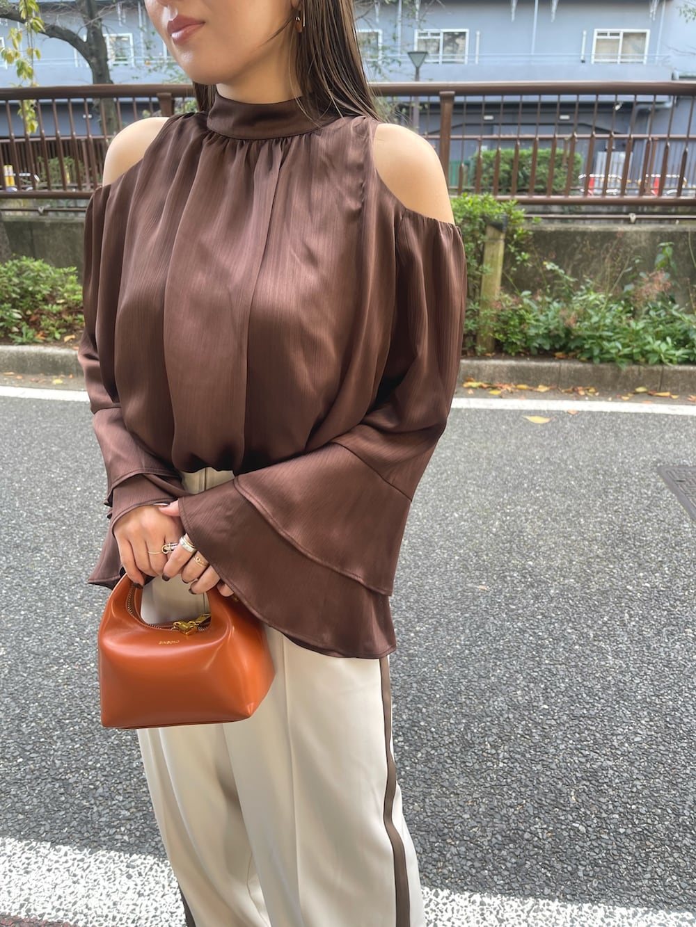 ブラック系のサンダル、ブラウン系のハンドバッグ、ホワイト系のその他パンツを着用したレディースの冬コーディネートの8枚目の写真