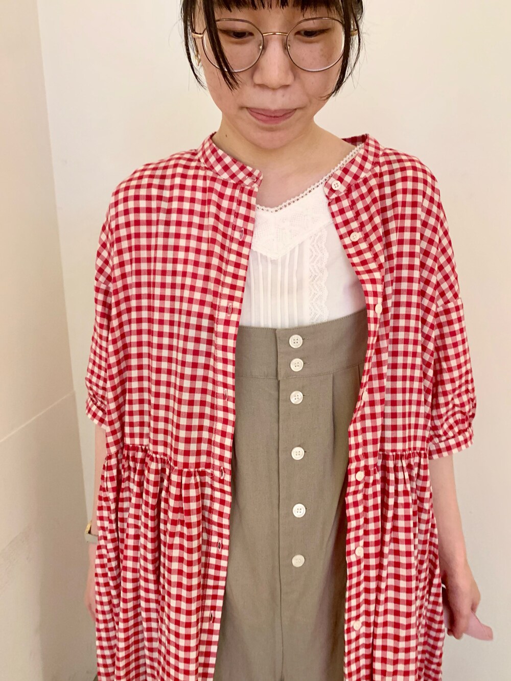 ブラウン系のサンダル、グレー系のサロペット/オーバーオール、ホワイト系のTシャツ/カットソーを着用したレディースの夏コーディネートの3枚目の写真