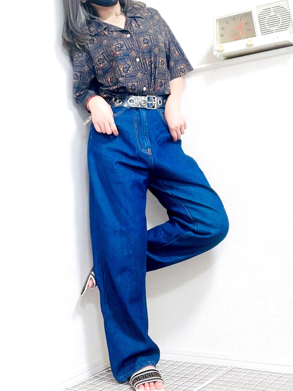 ホワイト系のサンダル、その他のシャツ/ブラウス、ブルー系のデニムパンツを着用したレディースの夏コーディネートの3枚目の写真