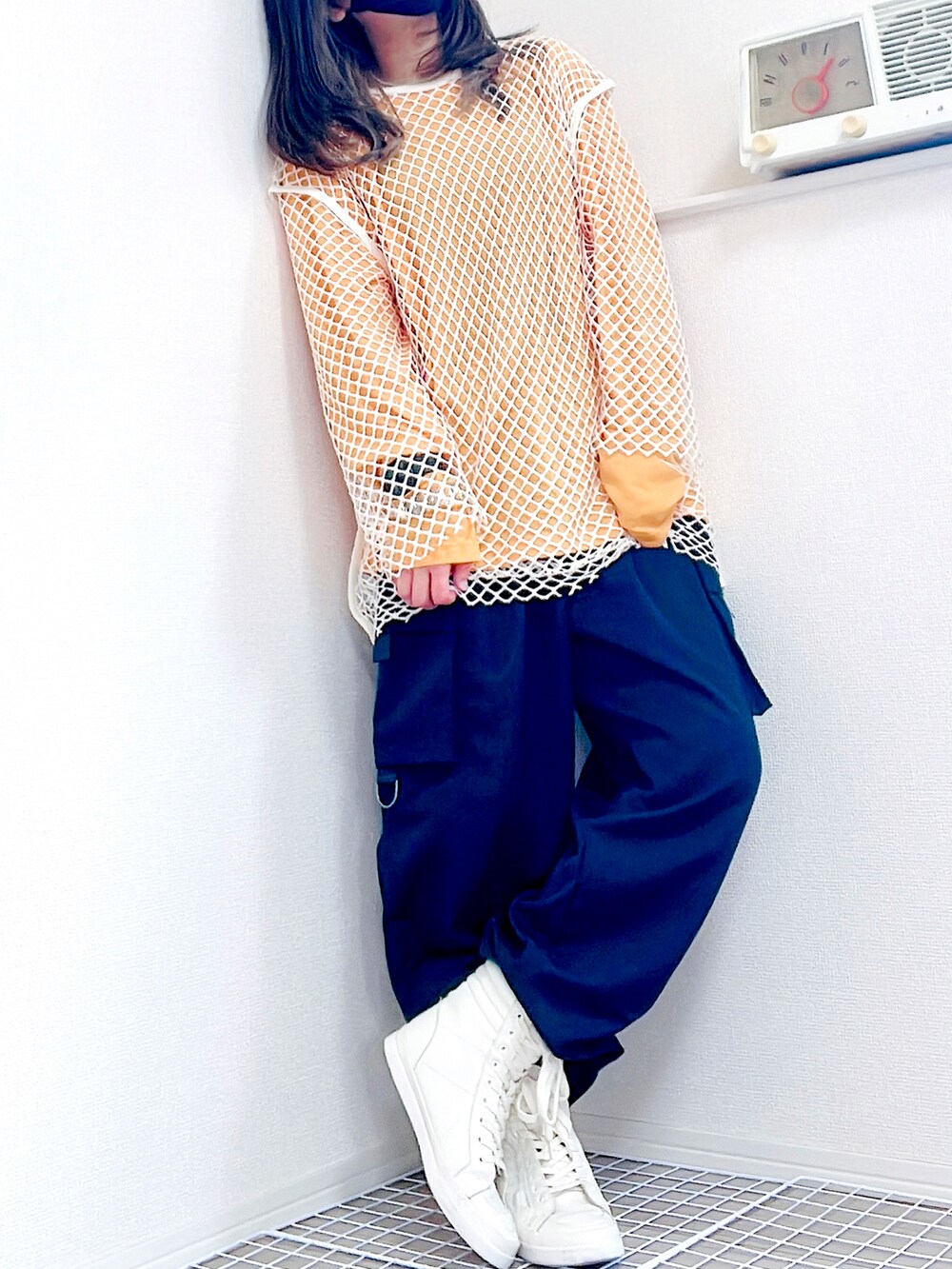 ブラック系のカーゴパンツ、ホワイト系のスニーカー、ベージュ系のTシャツ/カットソーを着用したレディースの夏コーディネートの2枚目の写真