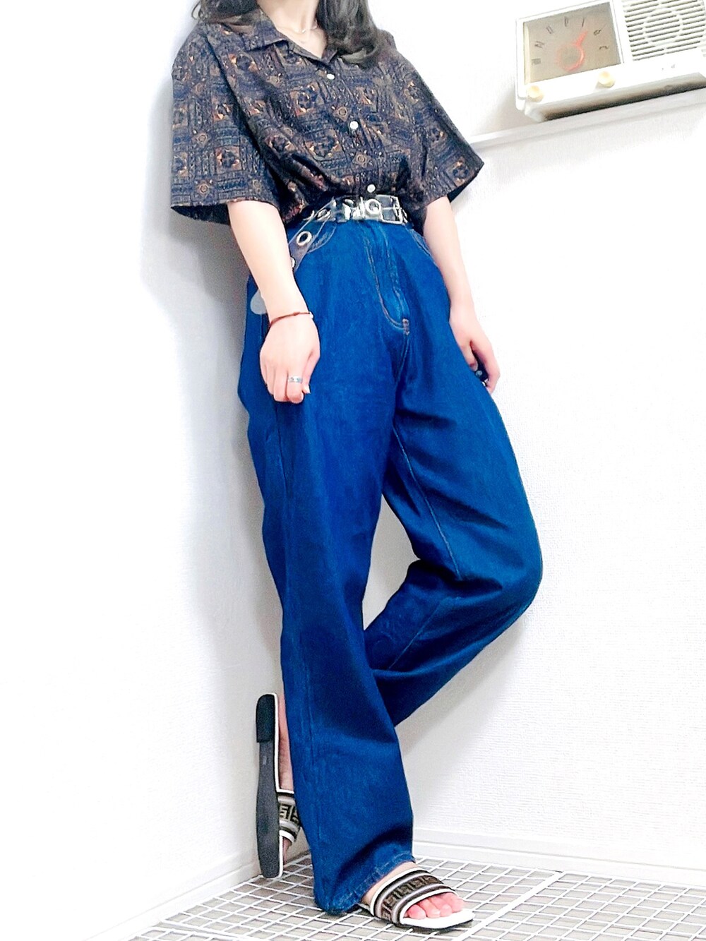 ホワイト系のサンダル、その他のシャツ/ブラウス、ブルー系のデニムパンツを着用したレディースの夏コーディネートの4枚目の写真