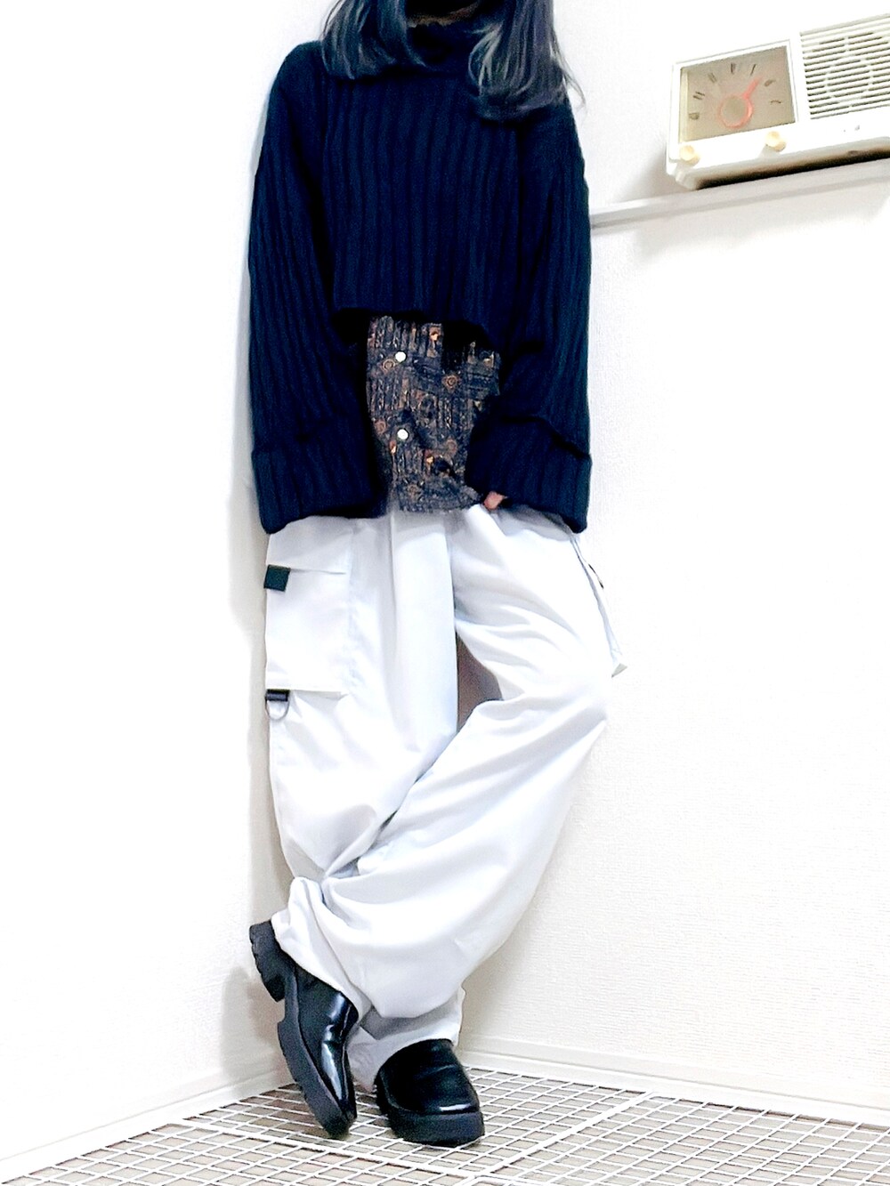 グレー系のカーゴパンツ、その他のシャツ/ブラウス、ブラック系のニット/セーターを着用したレディースの秋コーディネートの2枚目の写真