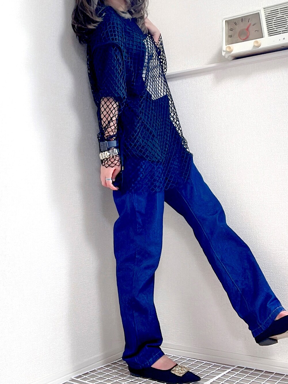 ブルー系のデニムパンツ、ブラック系のTシャツ/カットソー、ブラック系のパンプスを着用したレディースの夏コーディネートの2枚目の写真