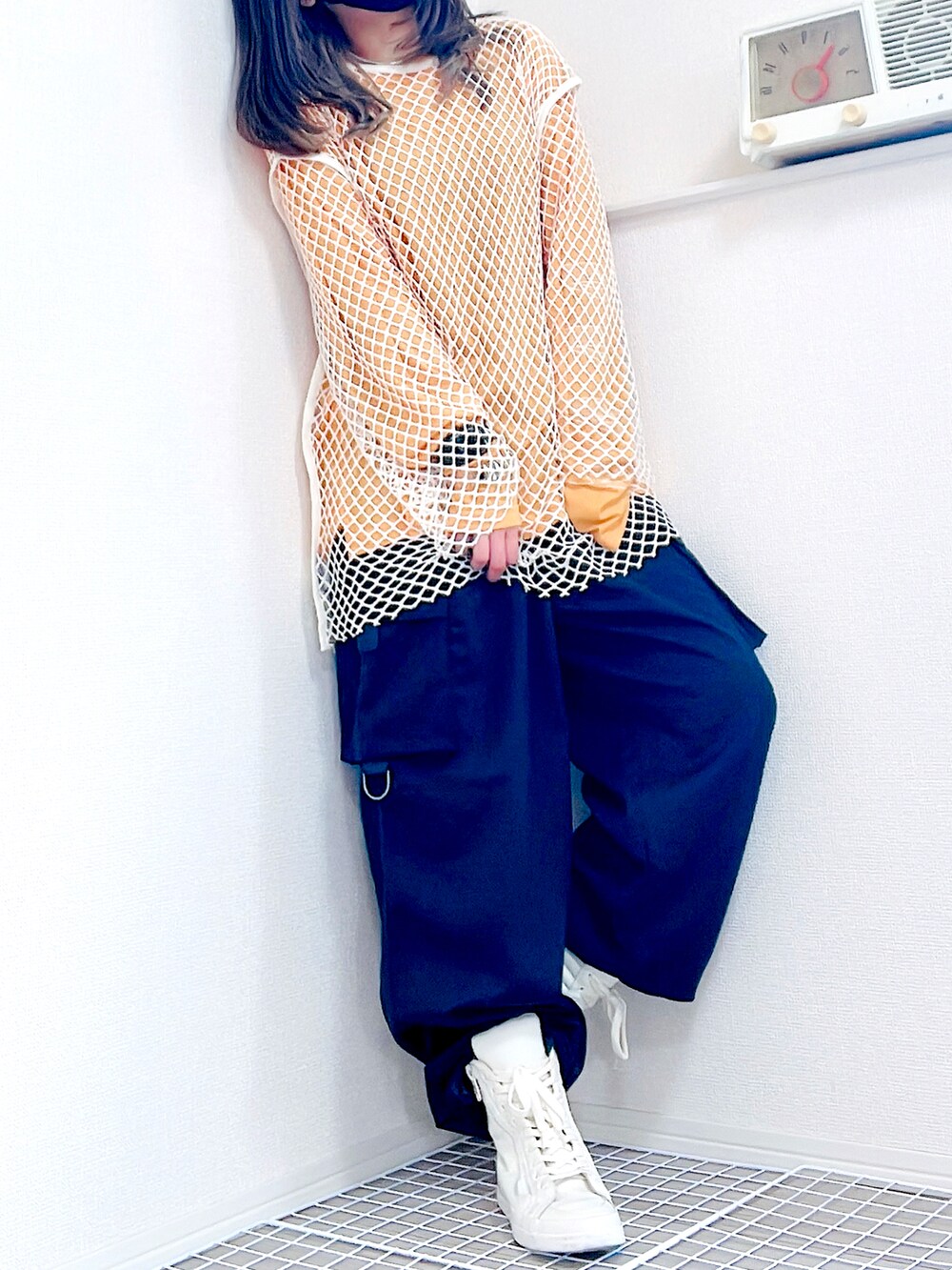 ブラック系のカーゴパンツ、ホワイト系のスニーカー、ベージュ系のTシャツ/カットソーを着用したレディースの夏コーディネートの3枚目の写真