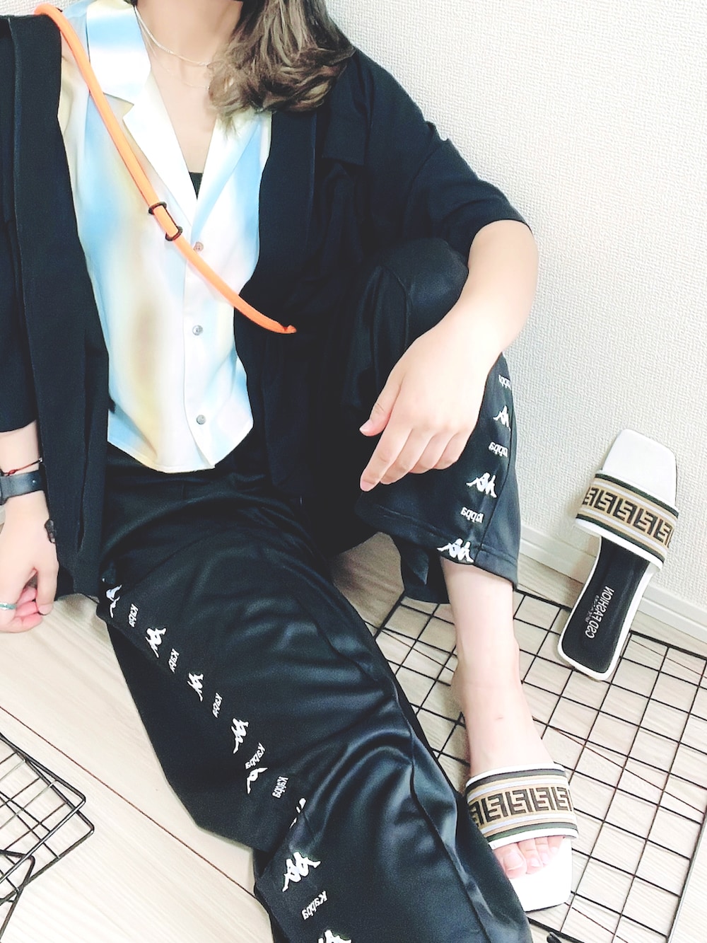 ブルー系のシャツ/ブラウス、ブラック系のその他パンツ、ブラック系のシャツ/ブラウスを着用したレディースの夏コーディネートの2枚目の写真