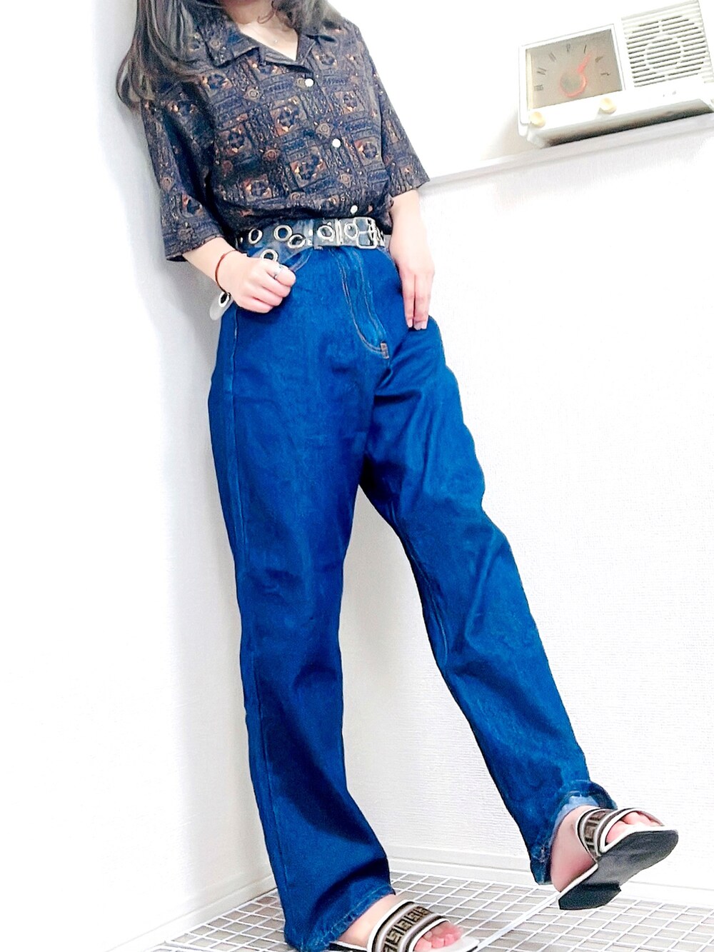 ホワイト系のサンダル、その他のシャツ/ブラウス、ブルー系のデニムパンツを着用したレディースの夏コーディネートの2枚目の写真