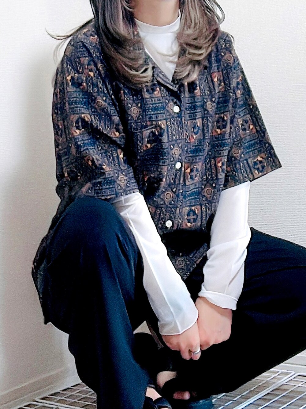 ブラック系のスラックス、ブラック系のサンダル、ホワイト系のTシャツ/カットソーを着用したレディースの夏コーディネートの3枚目の写真