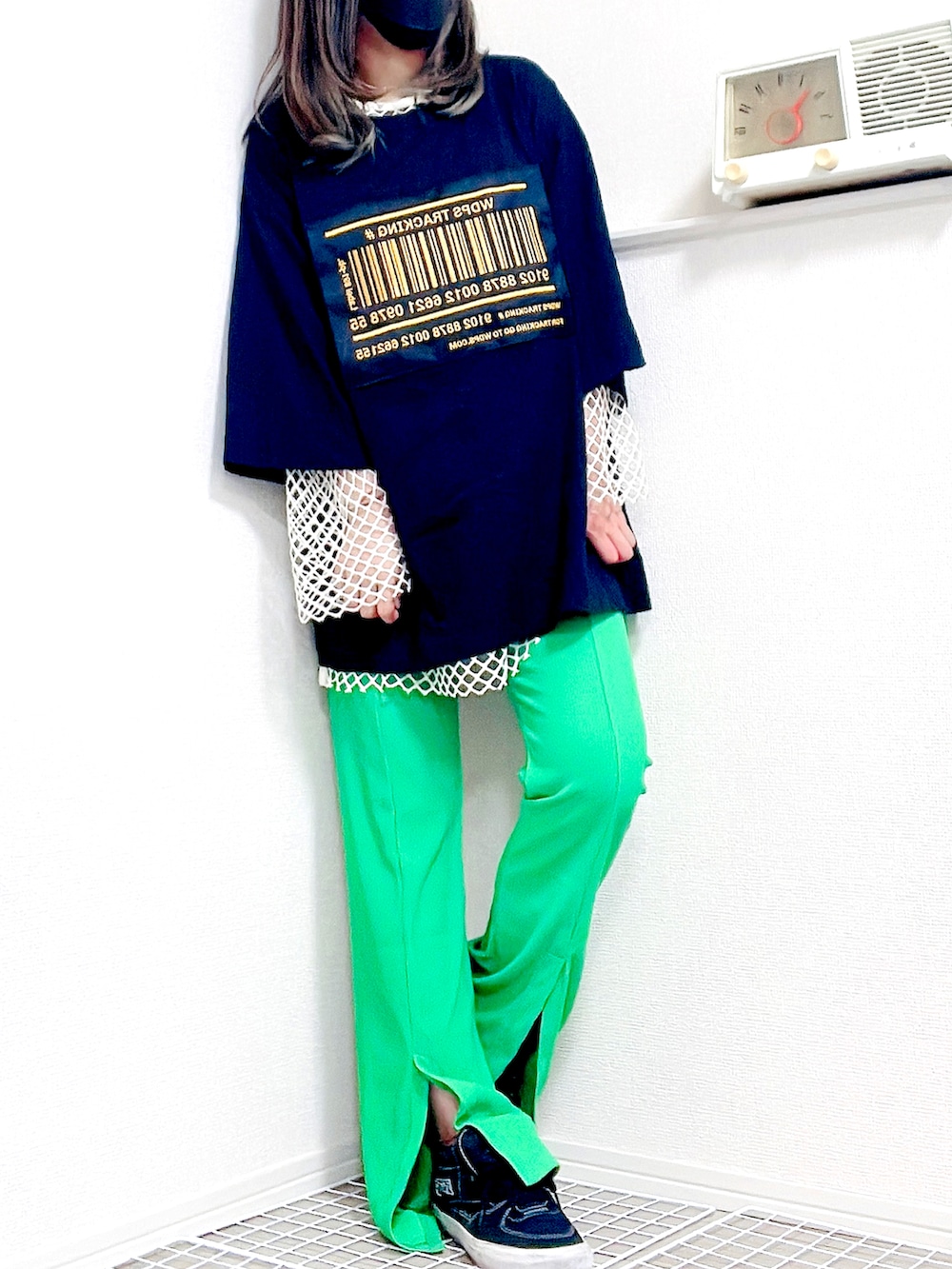 ベージュ系のTシャツ/カットソー、ブラック系のパンツ、ブラック系のTシャツ/カットソーを着用したレディースの夏コーディネートの2枚目の写真