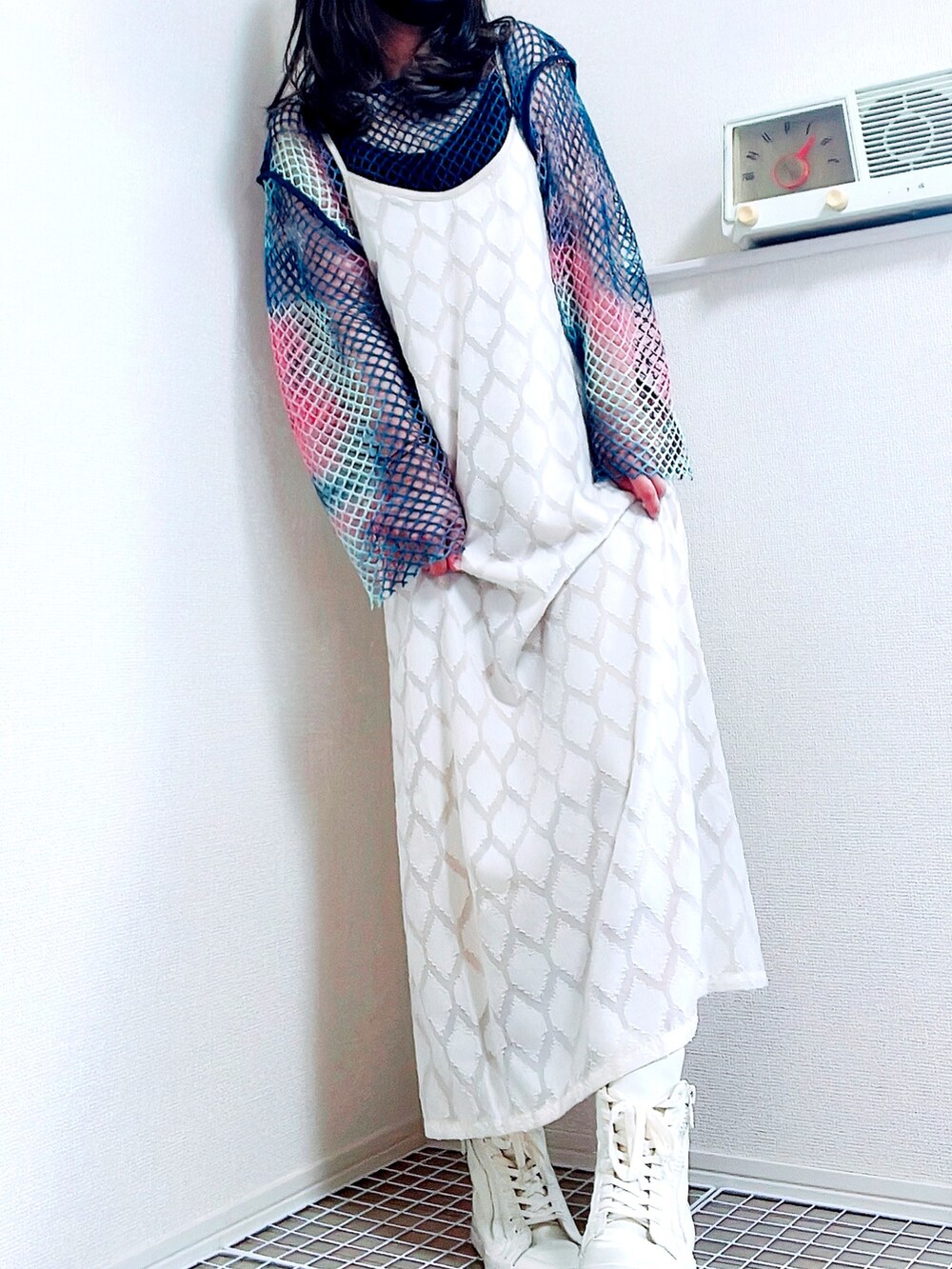 ホワイト系のワンピース、ホワイト系のスニーカー、その他のTシャツ/カットソーを着用したレディースの夏コーディネートの2枚目の写真