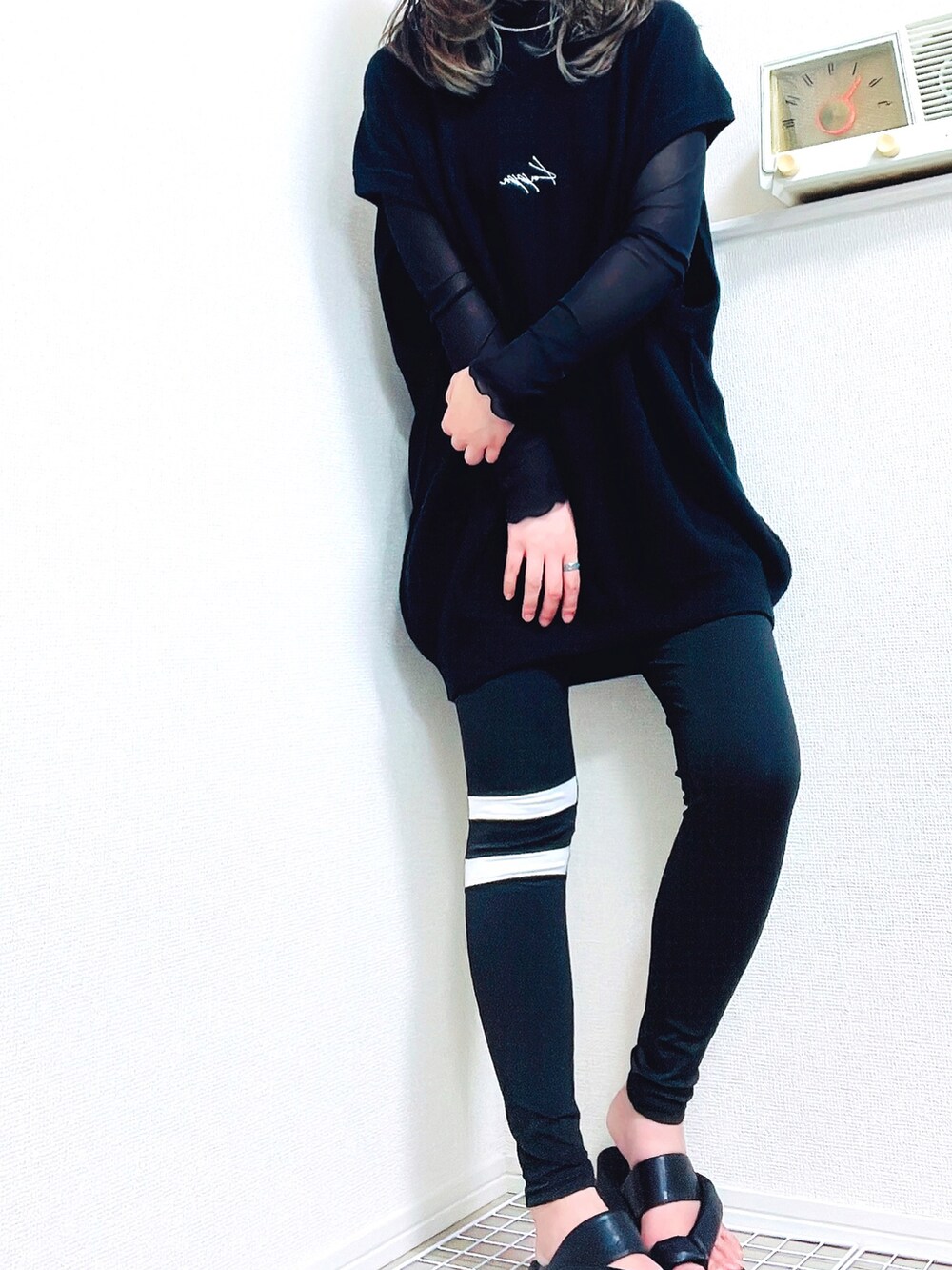 ホワイト系のベスト、ブラック系のその他トップス、ブラック系のサンダルを着用したレディースの夏コーディネートの2枚目の写真