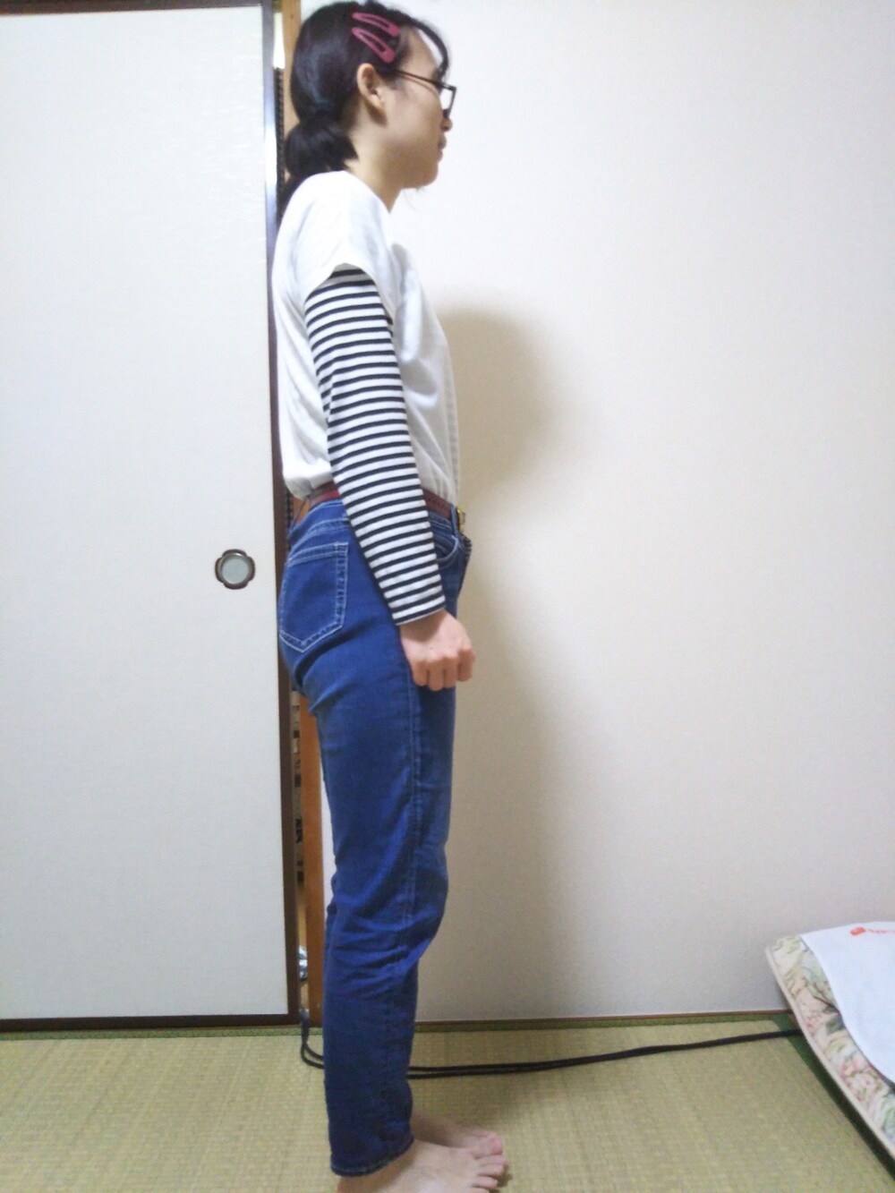 ブルー系のデニムパンツを着用したレディースの秋コーディネートの2枚目の写真