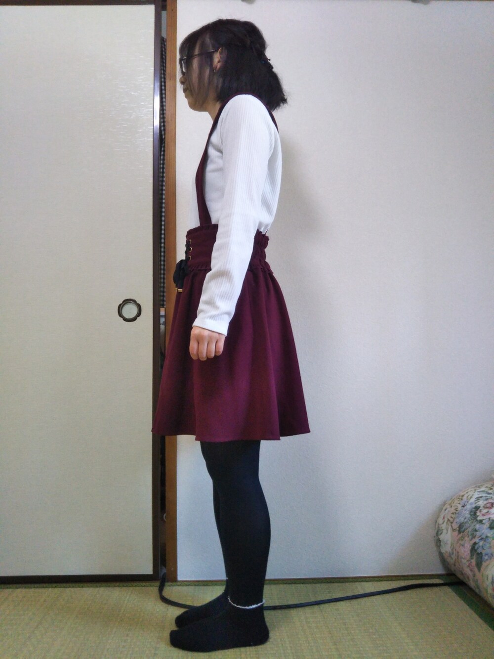 ホワイト系のシャツ/ブラウスを着用したレディースの秋コーディネートの2枚目の写真