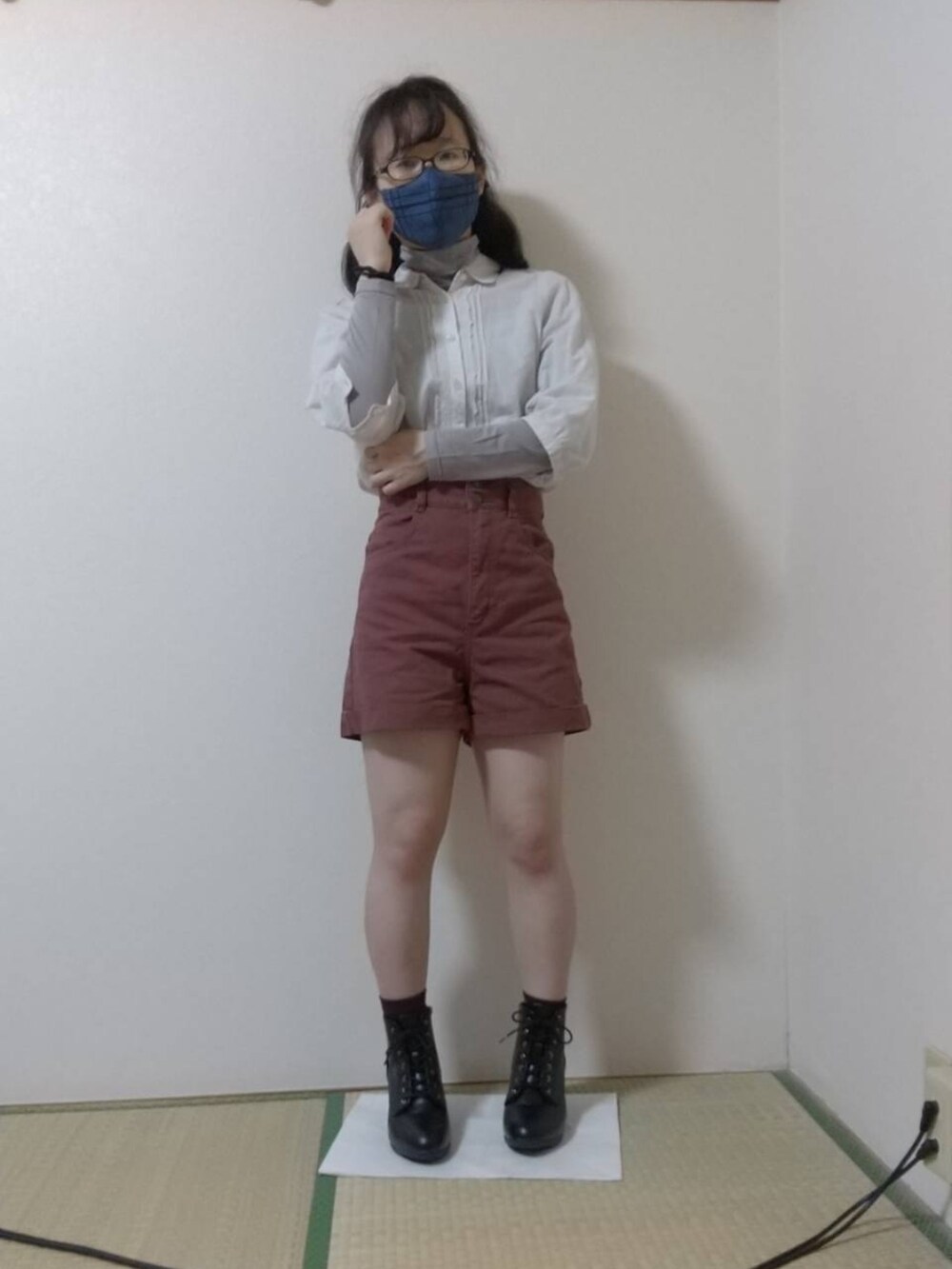 グレー系のその他トップス、ホワイト系のシャツ/ブラウス、パープル系のその他パンツを着用したレディースの秋コーディネートの2枚目の写真