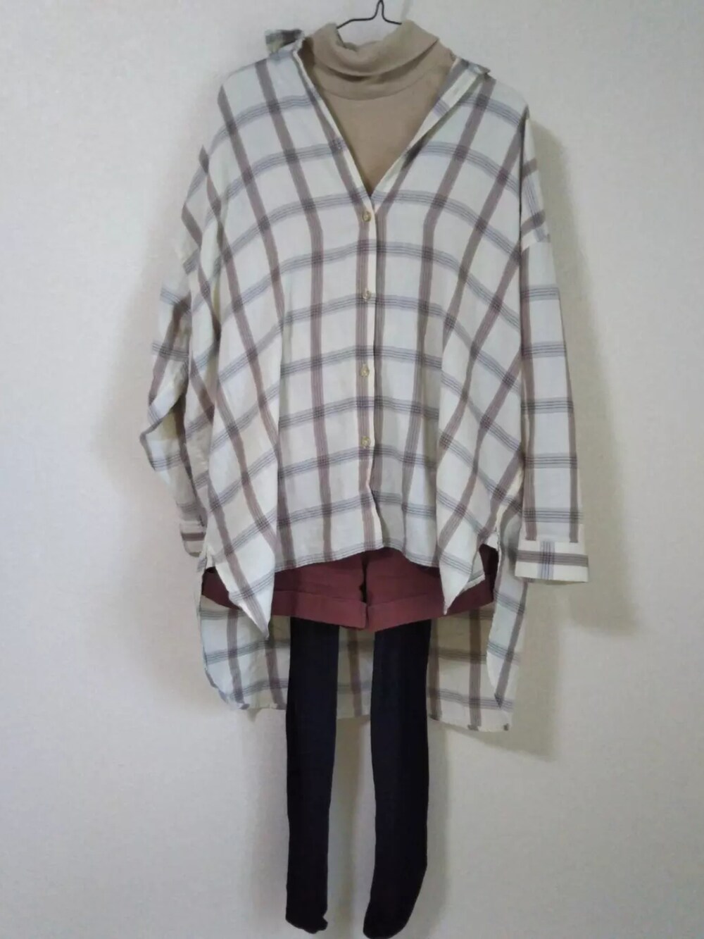 ベージュ系のシャツ/ブラウス、パープル系のその他パンツを着用したレディースの秋コーディネートの3枚目の写真