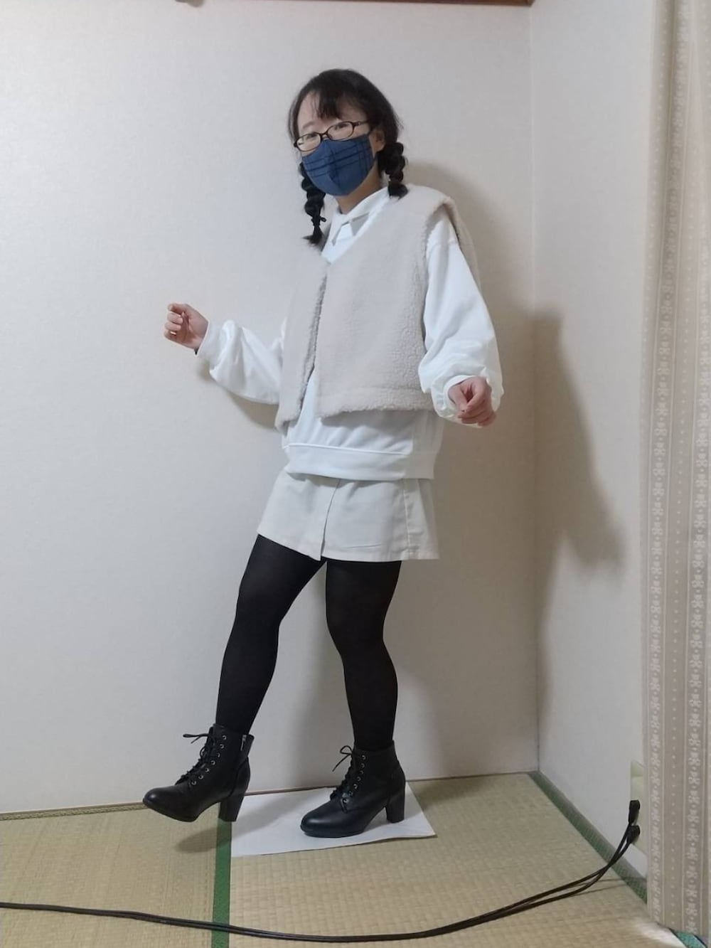 ホワイト系のシャツ/ブラウス、ホワイト系のベスト、ホワイト系のスウェットを着用したレディースの秋コーディネートの2枚目の写真