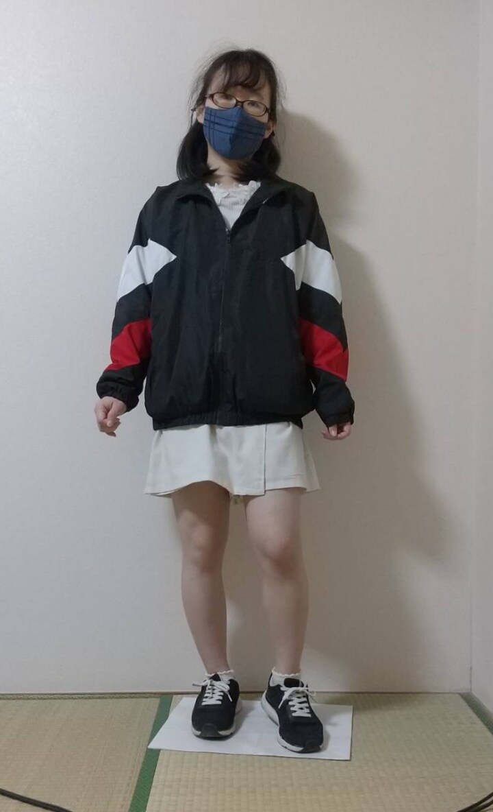 ブラック系のブルゾン、ホワイト系のその他トップス、ホワイト系のその他パンツを着用したレディースの秋コーディネートの2枚目の写真