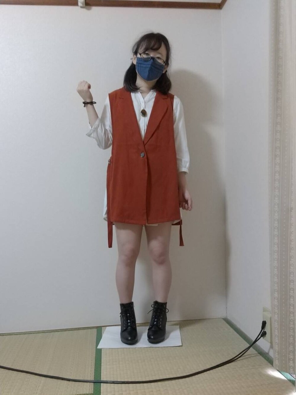 ホワイト系のシャツ/ブラウス、オレンジ系のベスト、ホワイト系のその他パンツを着用したレディースの秋コーディネートの2枚目の写真