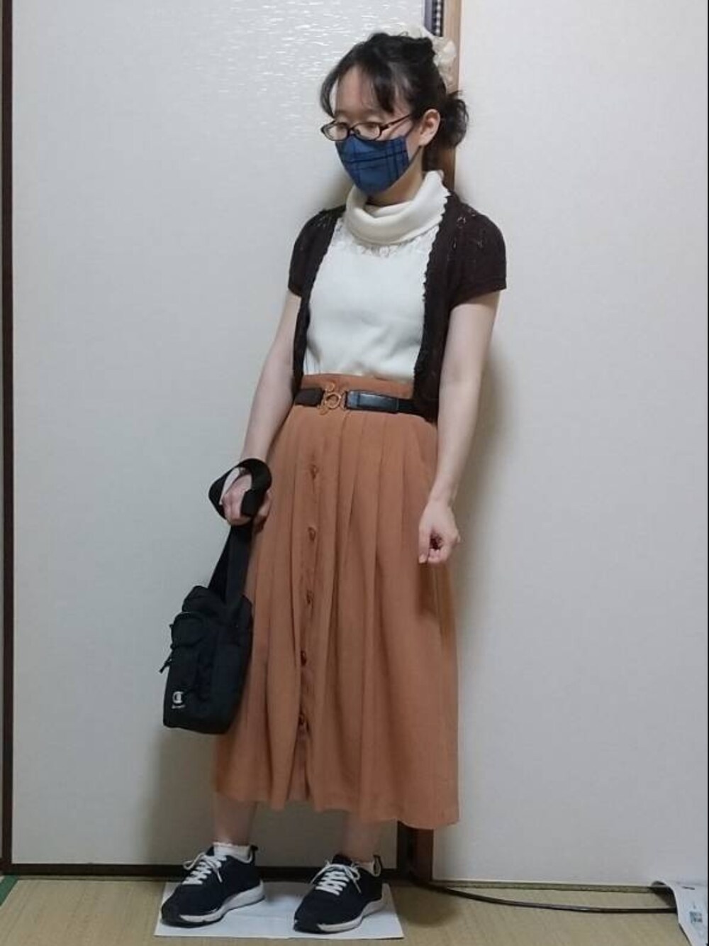 ブラック系のショルダーバッグを着用したレディースの秋コーディネートの2枚目の写真