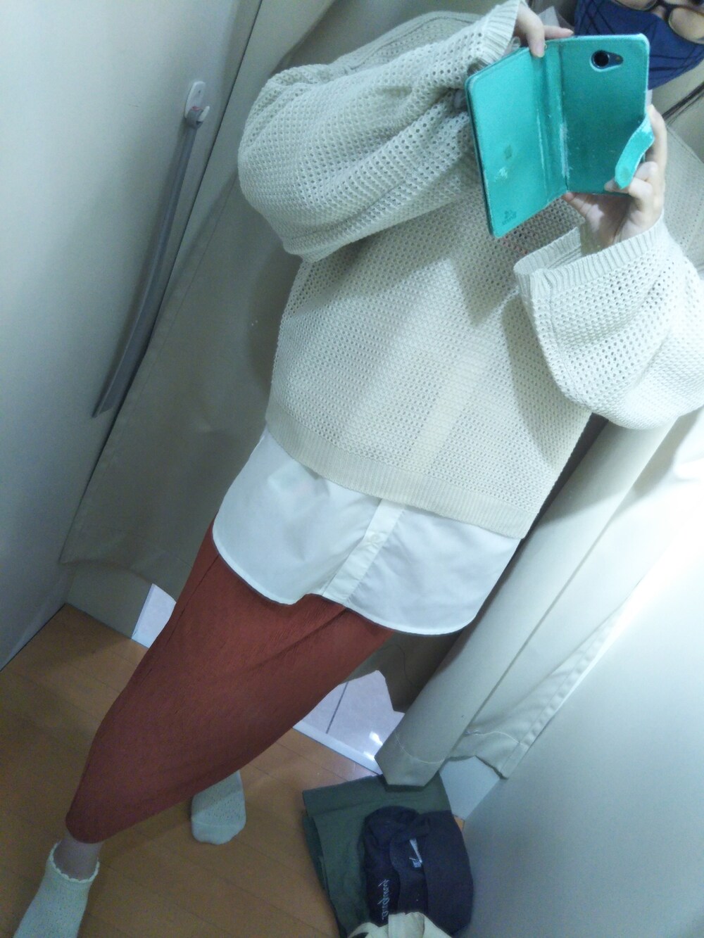 ホワイト系のその他トップス、ホワイト系のシャツ/ブラウス、オレンジ系のスカートを着用したレディースの秋コーディネートの2枚目の写真