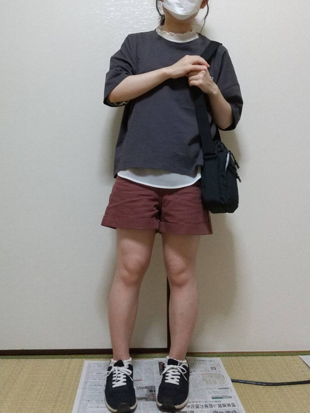 ホワイト系のシャツ/ブラウス、グレー系のTシャツ/カットソー、パープル系のパンツを着用したレディースの秋コーディネートの2枚目の写真