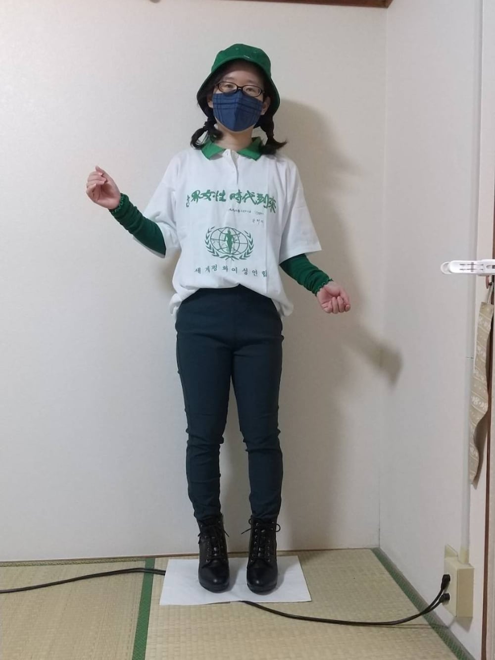 グリーン系のTシャツ/カットソー、グリーン系のその他パンツ、ブラック系のブーツを着用したレディースの秋コーディネートの2枚目の写真