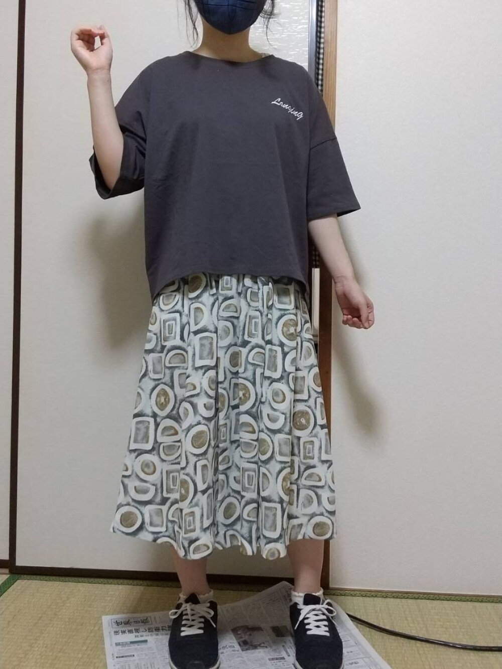 グレー系のTシャツ/カットソーを着用したレディースの秋コーディネートの2枚目の写真