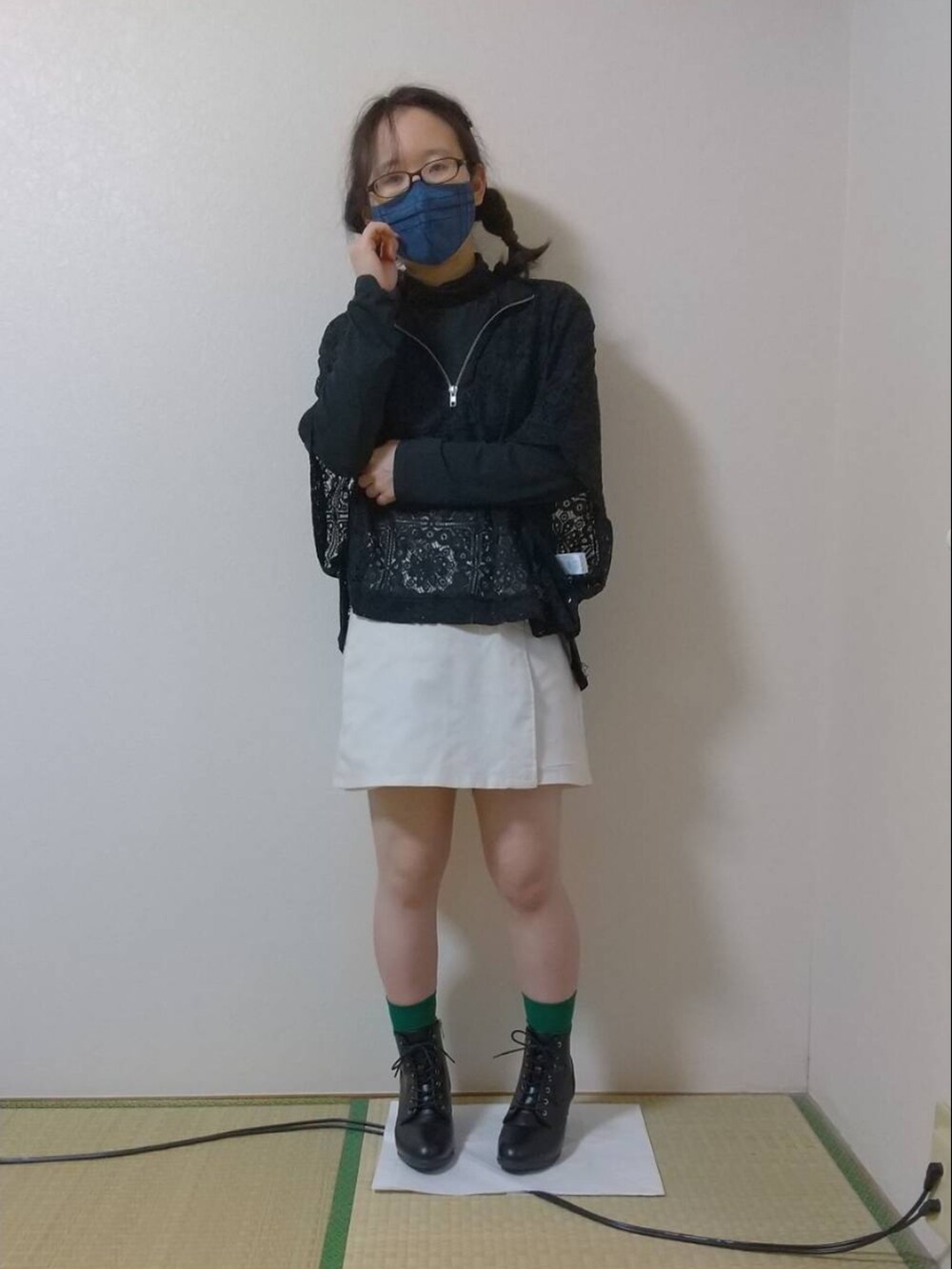 ブラック系のその他トップス、ブラック系のその他トップス、ホワイト系のその他パンツを着用したレディースの秋コーディネートの2枚目の写真