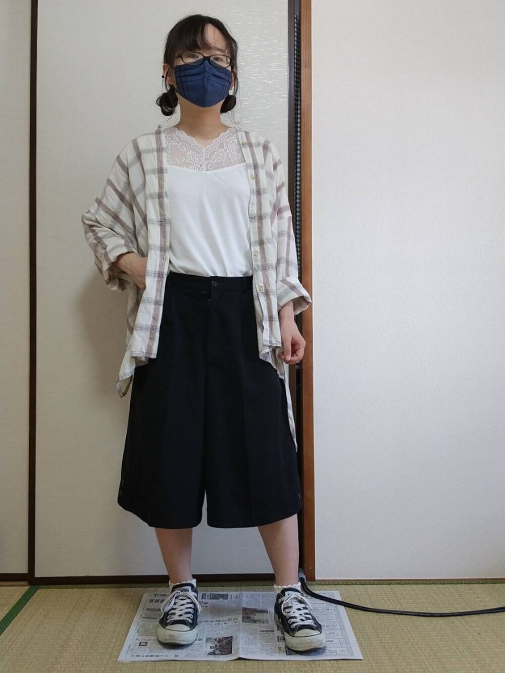 ホワイト系のその他トップスを着用したレディースの秋コーディネートの2枚目の写真