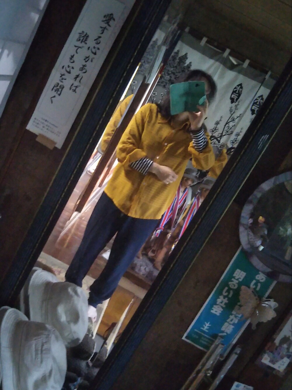 ブラック系のTシャツ/カットソー、イエロー系のシャツ/ブラウス、ブラック系のその他パンツを着用したレディースの秋コーディネートの2枚目の写真