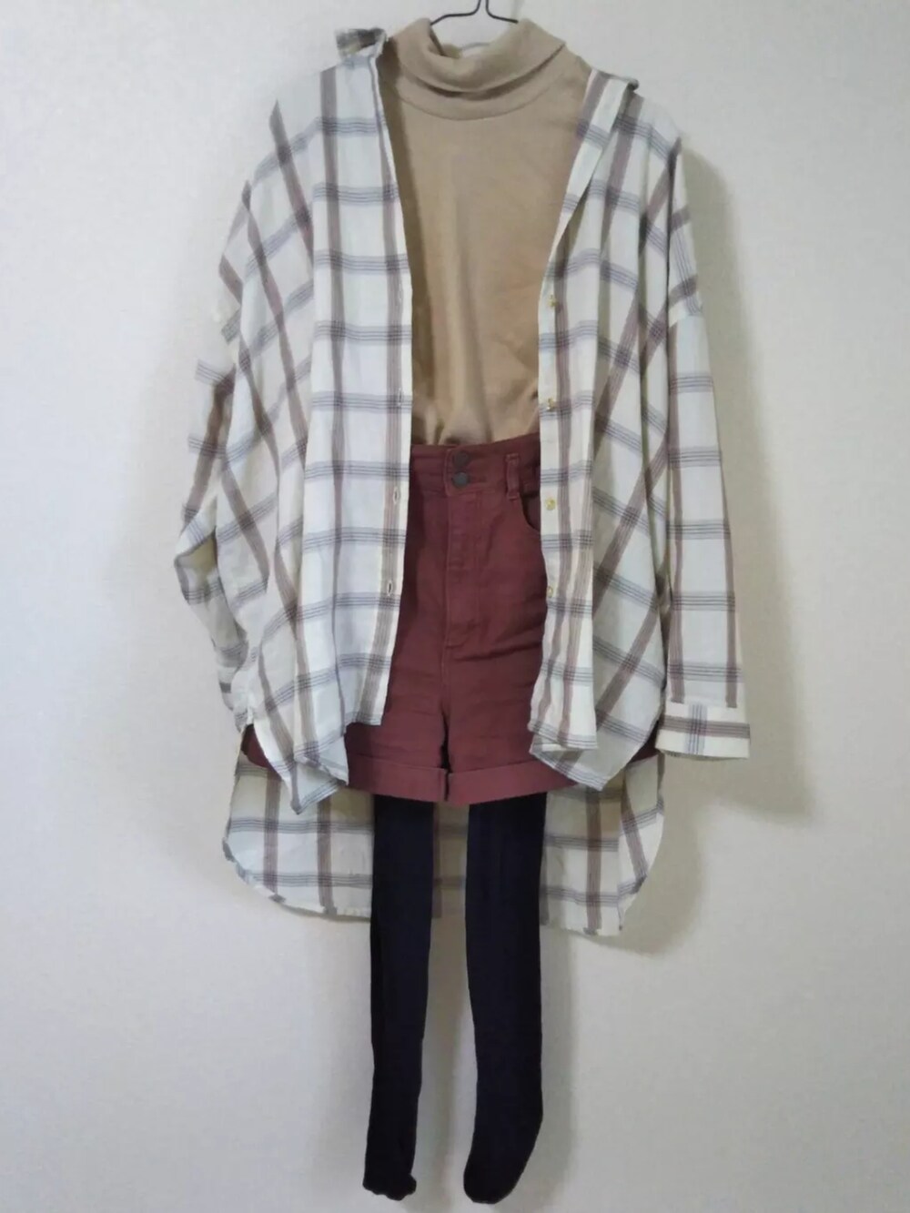 ベージュ系のシャツ/ブラウス、パープル系のその他パンツを着用したレディースの秋コーディネートの4枚目の写真