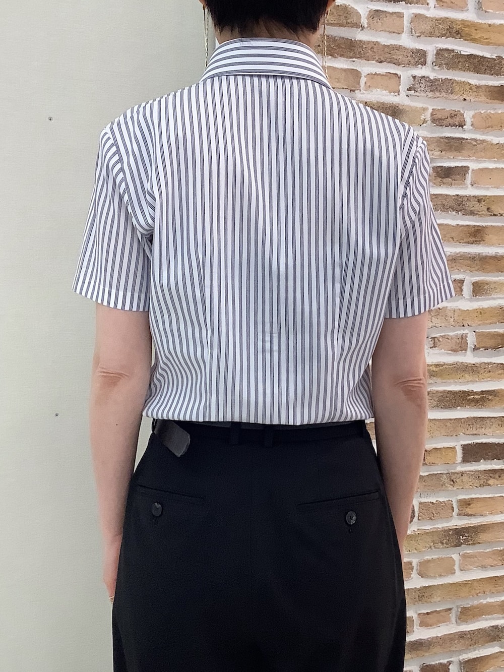 ブルー系のビジネスシャツ、ブルー系のストール/ショールを着用したレディースの夏コーディネートの3枚目の写真