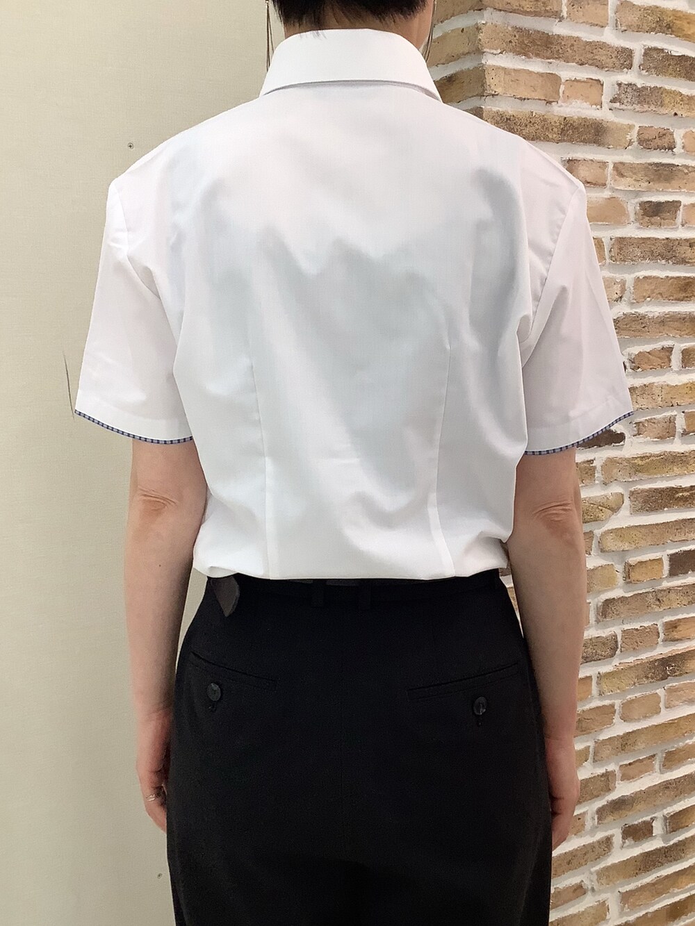 グリーン系のカーディガン/ボレロ、ホワイト系のビジネスシャツを着用したレディースの夏コーディネートの3枚目の写真