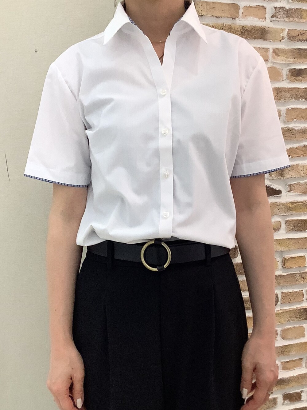 グリーン系のカーディガン/ボレロ、ホワイト系のビジネスシャツを着用したレディースの夏コーディネートの2枚目の写真